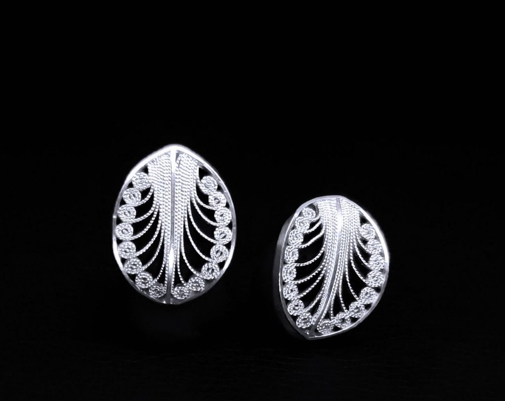 Arete pequeño de hojas en plata.